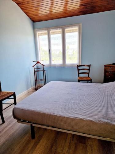 A bed or beds in a room at La Colline d'Estaing, Maison 4 pers avec terrasse