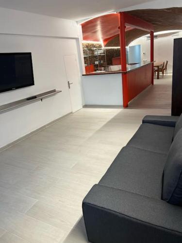een woonkamer met een bank en een flatscreen-tv bij ! Especial y singular ! Directo Fira BCN y CENTRO in Martorell