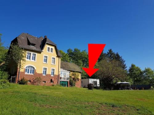 a house with a red arrow in front of it at Gästehaus Cube am Forsthaus in Hausbach