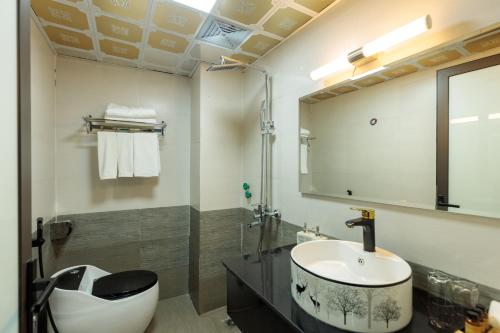 La salle de bains est pourvue d'un lavabo et d'un miroir. dans l'établissement Babeeni Family Hotel Sapa, à Sa Pa