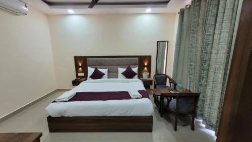 Cama o camas de una habitación en Hotel Keshav Nandan By The Shivaay