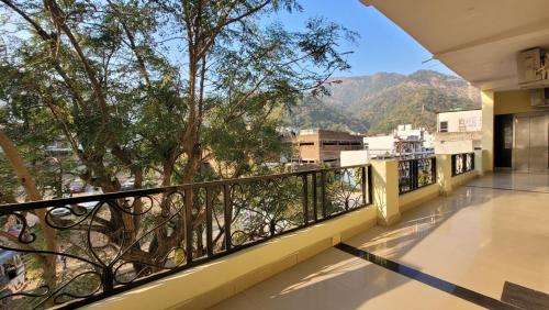 Hotel Keshav Nandan By The Shivaay tesisinde bir balkon veya teras