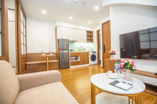 河內的住宿－Sumitomo 15 Apartment - No 27 Lane 39 Linh Lang Street，客厅配有沙发和桌子