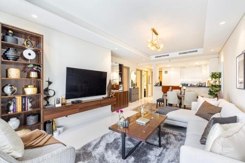 TV a/nebo společenská místnost v ubytování Stylish 2BR at Paramount Hotel Midtown