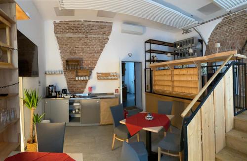 ザルツブルクにあるアーバン ステイ ザルツブルク シティのテーブルと椅子、キッチンが備わる客室です。