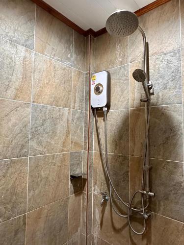eine Dusche mit Duschkopf im Badezimmer in der Unterkunft Rinna Resort in Ko Mook