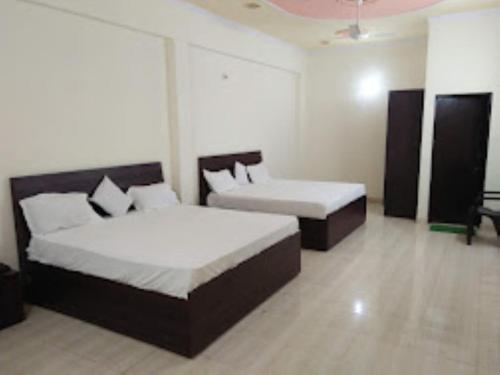 um quarto com duas camas num quarto em Kalpana guest house , Bareilly em Bareilly
