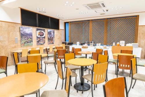 comedor con mesas y sillas en Hotel Endear Gifu, en Gifu