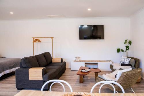 Televisyen dan/atau pusat hiburan di Central Studio + Close to the beaches + Wifi & Netflix