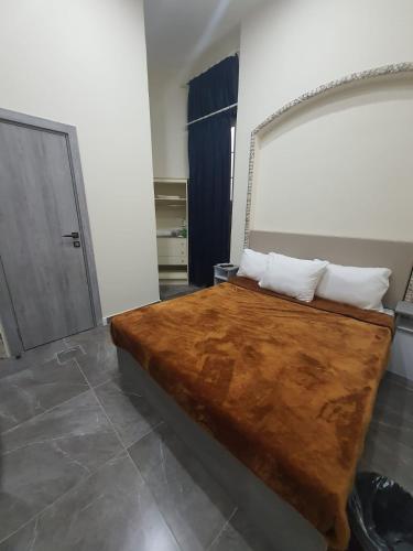 uma cama com duas almofadas num quarto em زافيرو اتينيوس em Alexandria