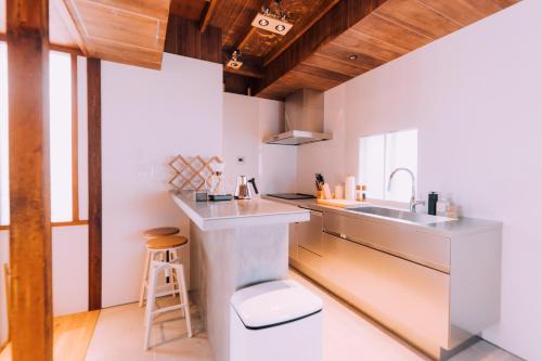 een keuken met een wastafel en een toilet in een kamer bij One Harajuku: Private Oasis in Tokyo