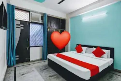 um quarto com um coração vermelho na cama em Hotel Sunshine Cave , Ghaziabad em Ghaziabad