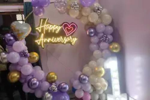 加濟阿巴德的住宿－Hotel Sunshine Cave , Ghaziabad，满是气球的花环,有快乐的周年纪念标志