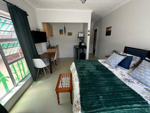 Tortoise Retreat في لانجيبان: غرفة نوم بسرير ومكتب ونافذة