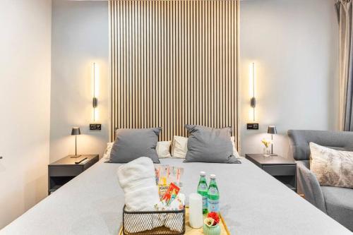 1 dormitorio con 1 cama blanca grande y 2 sillas en Luxury and elegant apartment Madrid en Madrid