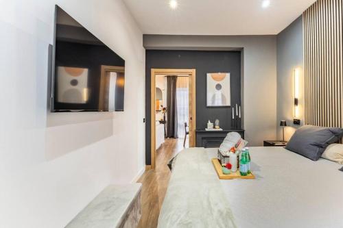 Luxury and elegant apartment Madrid في مدريد: غرفة معيشة بها أريكة وغرفة بها