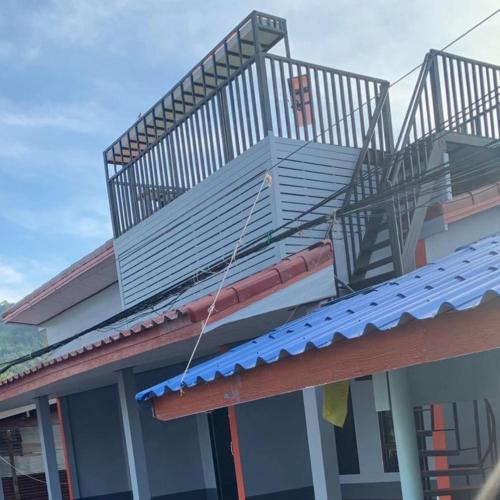 a balcony on top of a building with a deck at Limlay House Trat in Khlong Yai