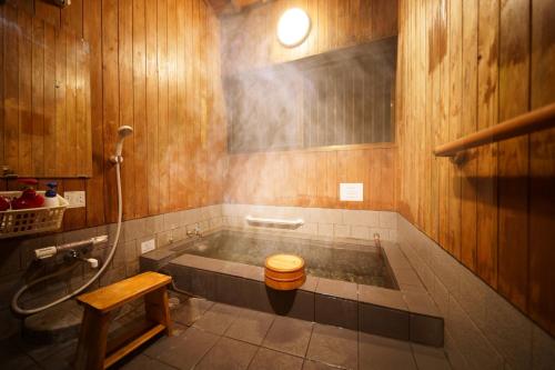 ein Bad mit Badewanne und WC in der Unterkunft Yufuin Kurokiya - Vacation STAY 85694 in Yufu