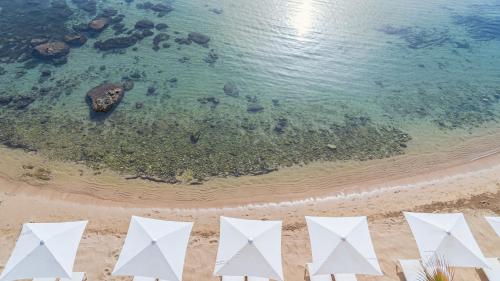 an aerial view of a beach with white umbrellas at Minareto in Siracusa
