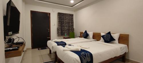 Un pat sau paturi într-o cameră la Hotel Amulya Regency