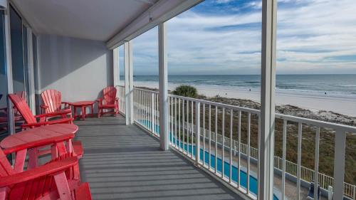 ガルフ・ショアーズにあるLighthouse 314 condoの赤い椅子付きのポーチ