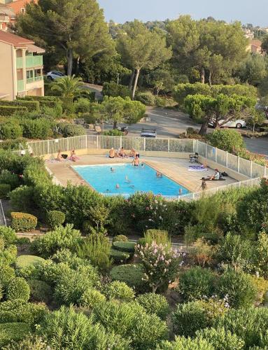 une vue aérienne d'une piscine avec des gens dedans dans l'établissement Front de mer, vue exceptionnelle panoramique, à Agay