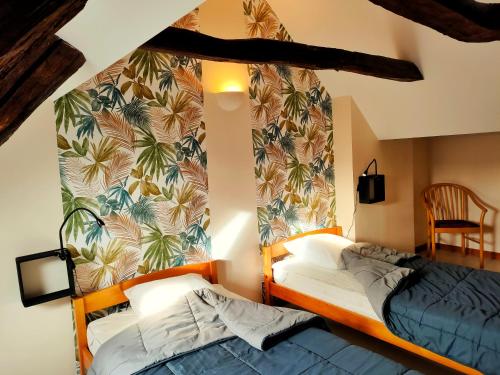 um quarto com 2 camas e uma janela em Gite 3 étoiles dans une grange rénovée - Cantal Emotions Valette - Auvergne em Valette