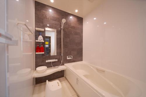 y baño con bañera, aseo y lavamanos. en Takanoya Tsuki - Vacation STAY 91942 en Yufuin