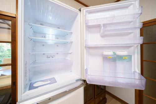 - un réfrigérateur vide avec une porte ouverte dans la cuisine dans l'établissement Yumeguri no yakata Yoshinozakura - Vacation STAY 83043v, à Yufu
