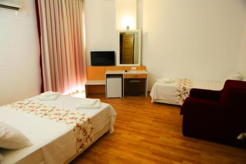 Телевизор и/или развлекательный центр в Uğur Otel