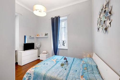 皮耶特拉利古雷的住宿－Stella Marina - By Ligooria，一间卧室配有一张床和一台电视
