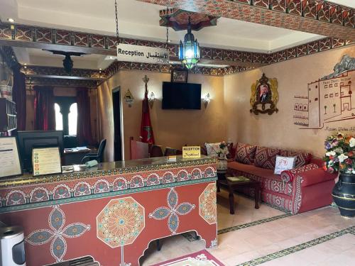 a living room with a bar and a couch at Maison d'Hôtes Akchour in Chefchaouene
