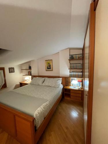 una camera con un grande letto di La casa nel cortile a Castelbuono