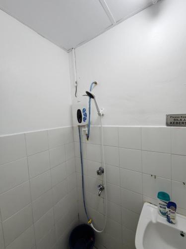 y baño con ducha y lavamanos. en Dihome Ariel, en Donggongon