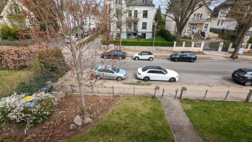 grupa samochodów zaparkowanych na parkingu w obiekcie Stylisches Villa-Apartment in Schlossgartennähe w mieście Schwerin