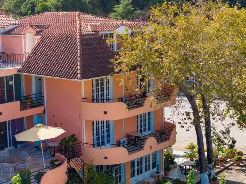 uma vista aérea de um edifício de apartamentos com varandas em Odysseus Palace em Poros