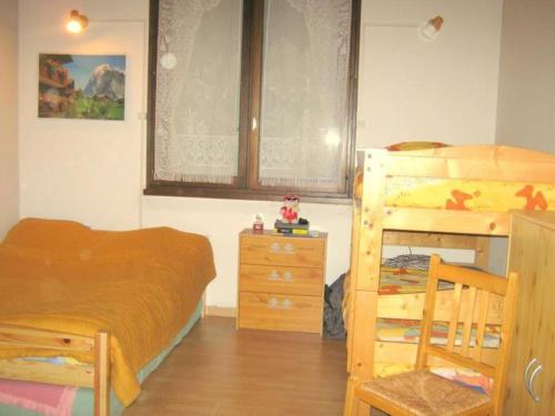 une chambre avec un lit et un bureau et un lit superposé dans l'établissement APPARTEMENT F3 DUPLEX CENTRE-VILLE FONT-ROMEU, à Font-Romeu-Odeillo-Via