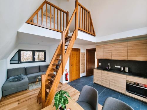 ein Wohnzimmer mit einer Treppe in einem Haus in der Unterkunft Mountains & Lakes - Chaletdorf in Villach