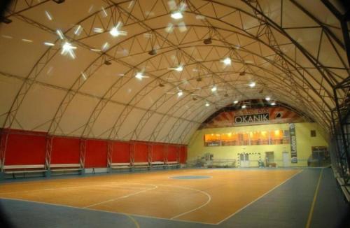 a gym with a basketball court in a building at sporski centar okanik in Mataruška Banja