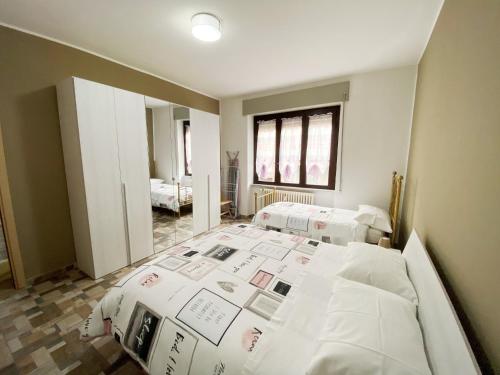una camera da letto con un grande letto con disegni sopra di Appartamento Bellavista - Fronte Lago di Varese a Gavirate