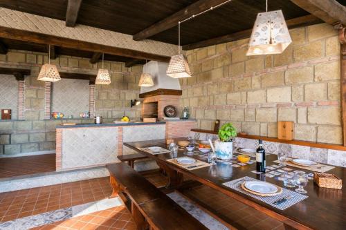 een eetkamer met een tafel en een keuken bij Luxury Villa with breathtaking Seaview, pool, BBQ in Sorrento