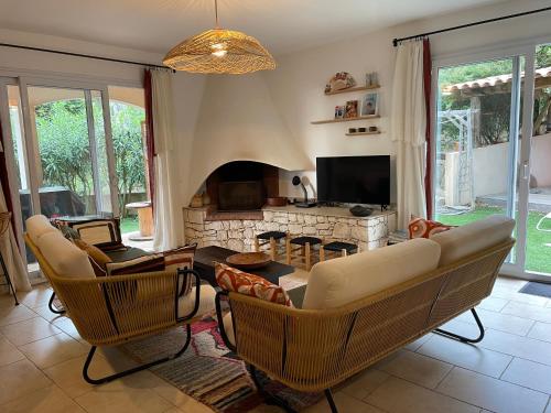 un salon avec un canapé et une cheminée dans l'établissement Maison Porto vecchio proche belles plages, à Porto-Vecchio