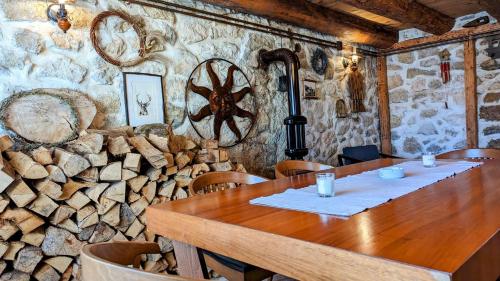 une table en bois dans une chambre avec un mur en rondins dans l'établissement GUEST HOUSE PRIVAL.CLUB, à Žabljak