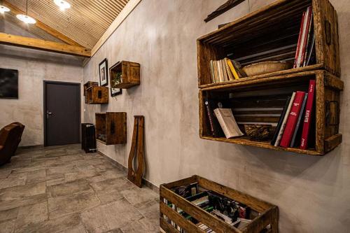 L en Ardèche : غرفة مع رف مع كتب على الحائط