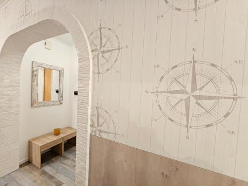 un couloir avec une horloge sur le mur dans l'établissement Ferienwohnung Merle Unnern, à Nessmersiel