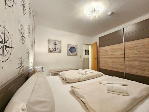 - une chambre avec 2 lits dans l'établissement Ferienwohnung Merle Unnern, à Nessmersiel