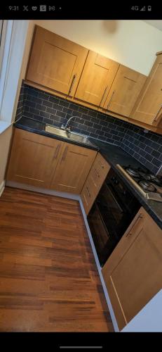 North TynesideにあるPrivate 1bedroom homeのキッチン(木製キャビネット、シンク付)