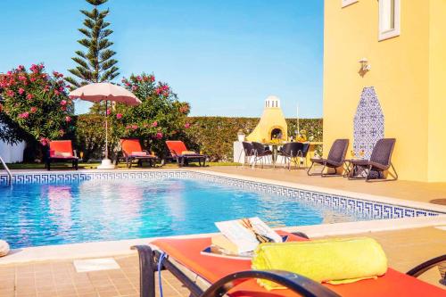 Bazén v ubytování Villa Palaui by Algarve Vacation nebo v jeho okolí