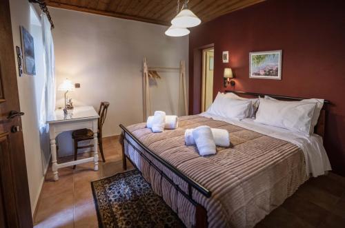 una camera da letto con un grande letto con asciugamani di Gorianades Traditional House a Gorianádhes