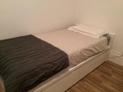 En eller flere senge i et værelse på Loue une chambre 282 rue Lecourbe Paris